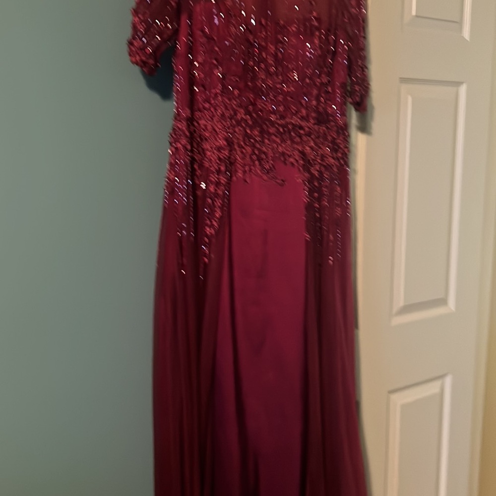 Long beautiful designer gown in a gorgeous dark wine color. - Picture 4 of 8